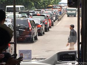 Pejalan Kaki Tertabrak TransJ di Mampang, Lalin Arah Ragunan Macet Parah
