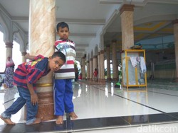 Semangat Anak-anak Korban Gempa Aceh di Pengungsian