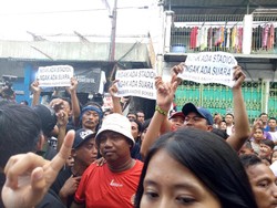 Saat Agus Yudhoyono Dihadang Tulisan Nggak Ada Stadion Nggak Ada Suara