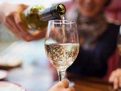 Minum White Wine Tingkatkan Risiko Terkena Kanker Kulit?