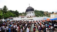 Warga Aceh Salat Jumat di Sekitar Reruntuhan Masjid