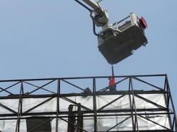 Pria Pemanjat Baliho Lempar Kertas Berisi 7 Nama Orang