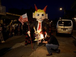 Usir Roh Jahat, Warga Guatemala Bakar Boneka Donald Trump