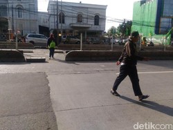 Jarak JPO Terlalu Jauh Jadi Alasan Warga Nekat Melintasi Busway