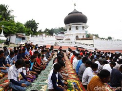 Momen Dramatis Korban Gempa Aceh Salat di Halaman Masjid yang Roboh