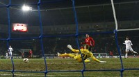 Gawang Zorya Luhansk dibobol oleh Henrikh Mkhitaryan di menit ke-48. Peter Cziborra/Reuters/detikFoto.
