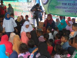 Temui Korban Gempa Aceh, Mensos Beri Motivasi ke Anak-anak di Pengungsian