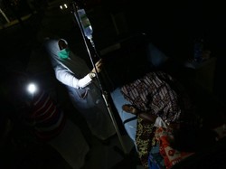 Menengok Korban Gempa di Lorong-lorong RSUD Pidie Jaya dalam Gelap Malam