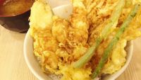 Krenyes Renyah All-Star Tendon dengan Isi Aneka Tempura