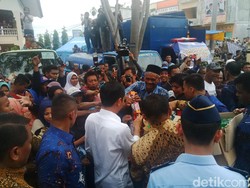 Jokowi Bagi-bagi Buku dan Suvenir di Posko Pengungsi Gempa Aceh