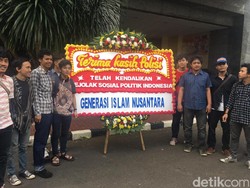 Apresiasi Polisi di Aksi 212, Sekelompok Mahasiswa Kirim Karangan Bunga