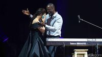 Tangisan Haru Raisa saat Duet Bersama Brian McKnight