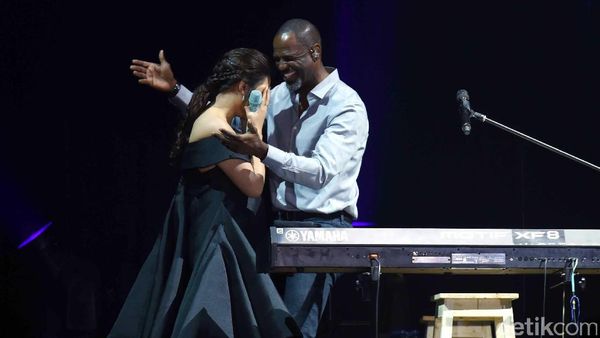 Tangisan Haru Raisa saat Duet Bersama Brian McKnight
