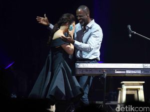 Tangisan Haru Raisa saat Duet Bersama Brian McKnight