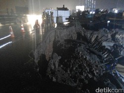 Begini Penampakan Bahu Jalan yang Amblas di KM 17 Tol Jakarta-Cikampek