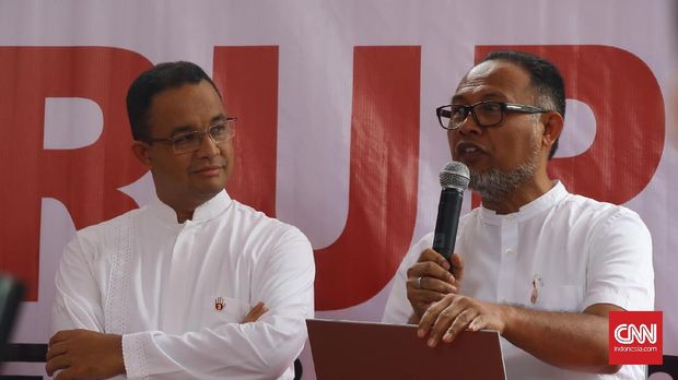 Pasangan calon gubernur dan wakil gubernur DKI Jakarta Anies Baswedan-Sandiaga Uno bersama Juru Bicara Dewan Pakar Pemenangan Bambang Widjojanto dalam acara peringatan hari antikorupsi di Jakarta, Jumat (9/12).