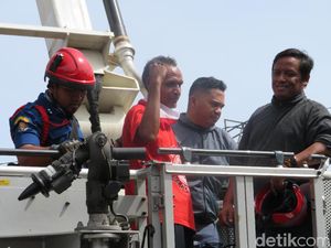 Pria Pemanjat Baliho di Grogol Beraksi Sejak Pukul 05.00 WIB