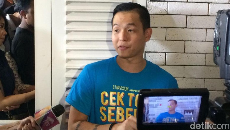 tak rayakan natal ernest prakasa sibuk promo pt solid gold berjangka tak rayakan natal ernest prakasa sibuk promo pt solid gold berjangka