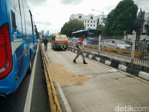 Saksi: Brak! Suaranya Kencang dan Saya Lihat Korban di Kolong Bus TransJ