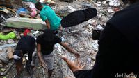 Warga Evakuasi Barang yang Tertimbun Reruntuhan