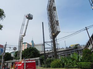 Polisi Gunakan Bronto Pemadam Kebakaran untuk Evakuasi Pria yang Naik Baliho