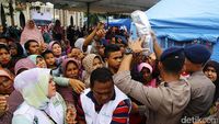Warga Pidie Terima Bantuan Kemanusiaan