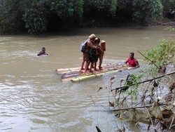 Pelajar ke Sekolah dengan Rakit, Bupati Trenggalek Diminta Segera Perbaiki Jembatan