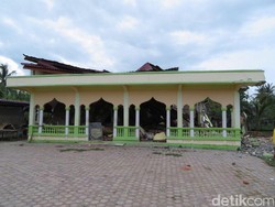Warga Gotong Royong Bangun Musala Darurat Akibat Gempa Aceh