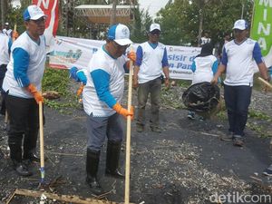 HUT Pertamina ke-59, Relawan Bersih Pantai Watu Dodol Lepas Liarkan Tukik
