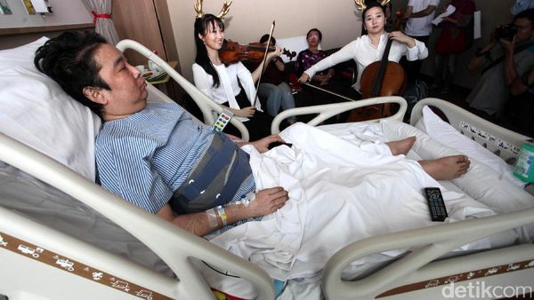 Musik Orkestra Hibur Pasien RS Siloam