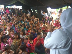 Dipimpin Mensos, Anak-anak ini Berdoa Bersama untuk Korban Gempa Aceh