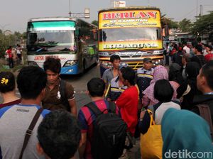 Bawa Pemudik, 70 Bus di Perbatasan Bekasi-Karawang Dipaksa Putar Balik
