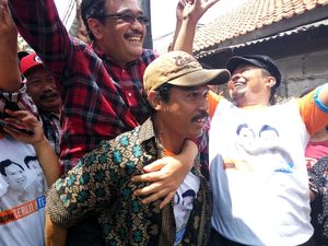 Akrab dengan Warga Saat Kondangan, Djarot Ingatkan Urus Sertifikat
