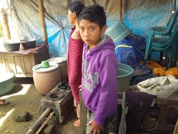 Anggara yang Tinggal Bersama Keluarganya di Kandang Sapi Akhirnya Sekolah