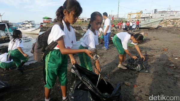 Siswa SD Bersih-bersih Sampah di Labuan Bajo
