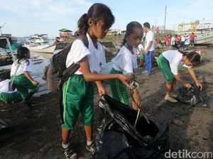 Siswa SD Bersih-bersih Sampah di Labuan Bajo