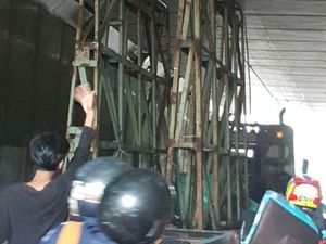 Muatan Truk Tersangkut di Underpass Kebayoran, Lalin Arah Pondok Indah Macet
