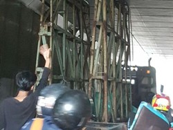Muatan Truk Tersangkut di Underpass Kebayoran, Lalin Arah Pondok Indah Macet
