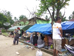 Khawatir Barang Hilang, Warga Kuta Pangwa Aceh Mengungsi di Depan Rumah