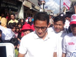 Sapa Warga di Pasar Rebo, Sandiaga Disambut Joget PPAP