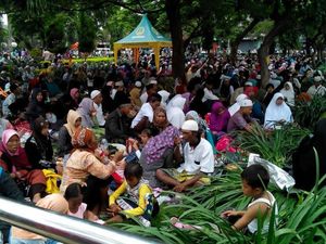 Haul ke-35 KH Abdul Hamid di Pasuruan, Jamaah Meluber Hingga ke Rumah Warga