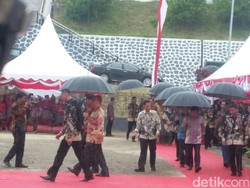 Di Tengah Guyuran Hujan, JK Resmikan Proyek Infrastruktur di Sulawesi Barat