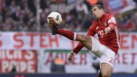 Di bek kiri, Phiilipp Lahm dipercaya Pirlo mengisi skuad impiannya. Lahm menjadi legenda Bayern Munich dan Jerman, usai meraih berbagai gelar bergengsi. Ia juga sukses di Piala Dunia, dengan mengantar Jerman juara pada 2014. (Foto: REUTERS/Lukas Barth)