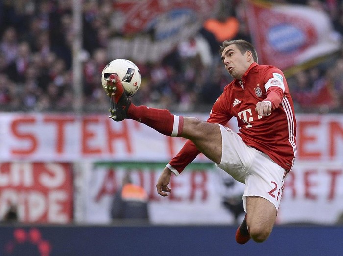 Football Soccer - Bayern Munich v Wolfsburg - German Bundesliga - Allianz Arena, Munich, Germany - 10/12/16 - Bayern Munich's Philip Lahm in action  REUTERS/Lukas Barth. DFL RULES TO LIMIT THE ONLINE USAGE DURING MATCH TIME TO 15 PICTURES PER GAME. IMAGE SEQUENCES TO SIMULATE VIDEO IS NOT ALLOWED AT ANY TIME. FOR FURTHER QUERIES PLEASE CONTACT DFL DIRECTLY AT + 49 69 650050