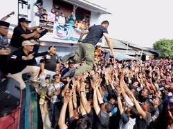 Hap! Agus Yudhoyono Kembali Lompat Moshing dan Ditangkap Pendukungnya