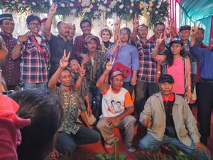 Hadiri Kondangan, Djarot Digendong Warga Hingga Bernyanyi Campursari