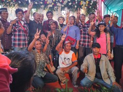 Hadiri Kondangan, Djarot Digendong Warga Hingga Bernyanyi Campursari