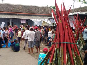 Jelang Eksekusi Eks Lokalisasi, Puluhan Bambu Runcing dan Bom Molotov Disita