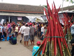 Jelang Eksekusi Eks Lokalisasi, Puluhan Bambu Runcing dan Bom Molotov Disita