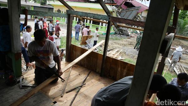 Warga Pidie Jaya Bangun Musala Darurat